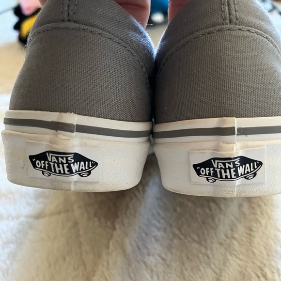 Van’s unisex slip on shoes (gray)
Women’s 7
Men’s 5.5 - Picture 2 of 5